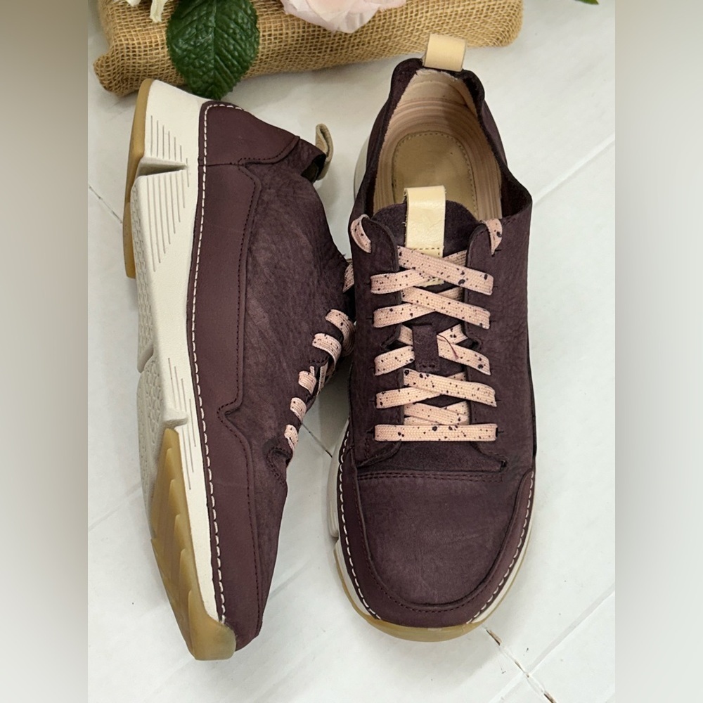 Clarks Dark Brown Sneakers with Light Pink Laces - Picture 2 of 6